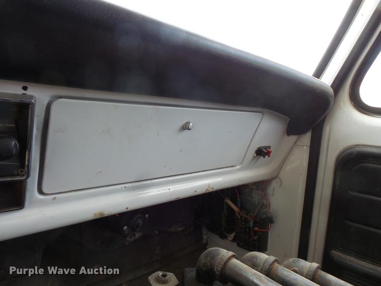 image for item EV9212 1977 Ford F700 dump truck