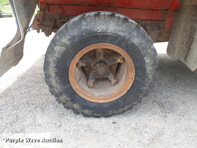 image for item EV9212 1977 Ford F700 dump truck