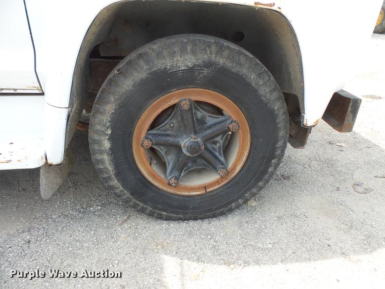 image for item EV9212 1977 Ford F700 dump truck