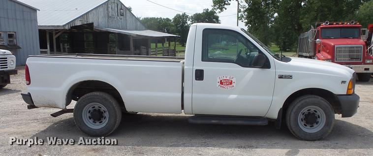 image for item EV9213 2000 Ford F250 pickup truck