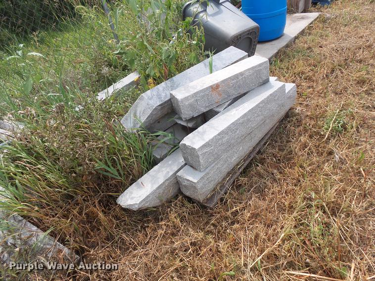 image for item EV9237 Grainte markers and post