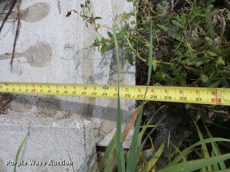 image for item EV9237 Grainte markers and post