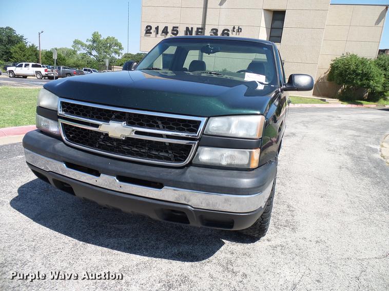 image for item DD5288 2006 Chevrolet Silverado 1500 pickup truck