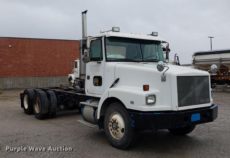 image for item BW9204 1993 White GMC WG truck cab and chassis