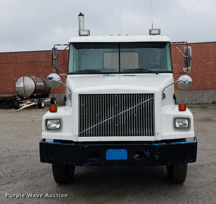 image for item BW9204 1993 White GMC WG truck cab and chassis