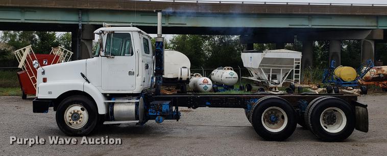 image for item BW9204 1993 White GMC WG truck cab and chassis