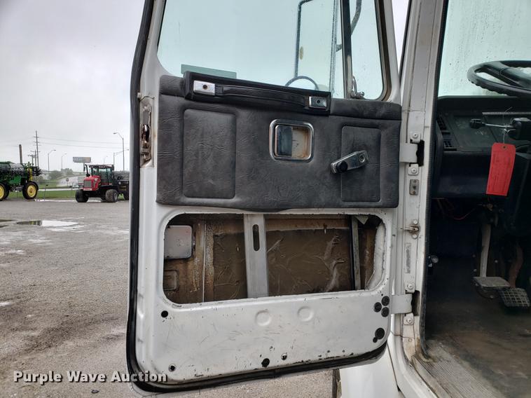 image for item BW9204 1993 White GMC WG truck cab and chassis