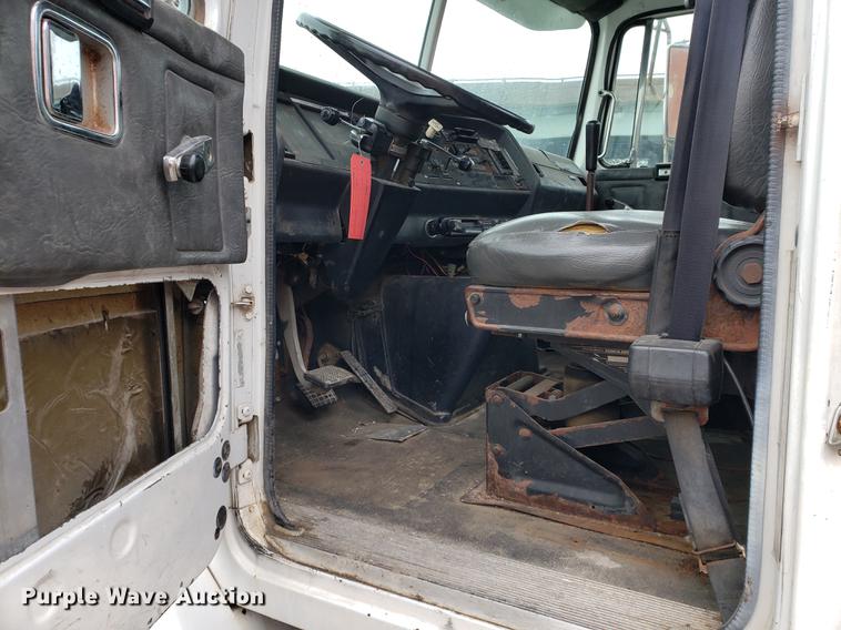 image for item BW9204 1993 White GMC WG truck cab and chassis