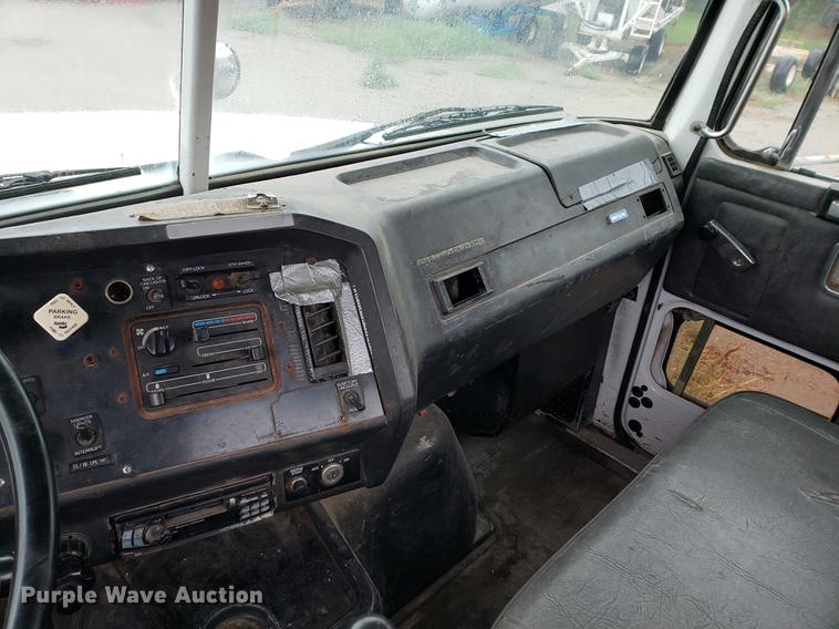 image for item BW9204 1993 White GMC WG truck cab and chassis