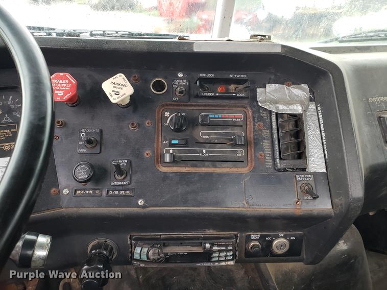 image for item BW9204 1993 White GMC WG truck cab and chassis