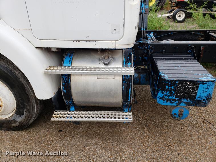 image for item BW9204 1993 White GMC WG truck cab and chassis