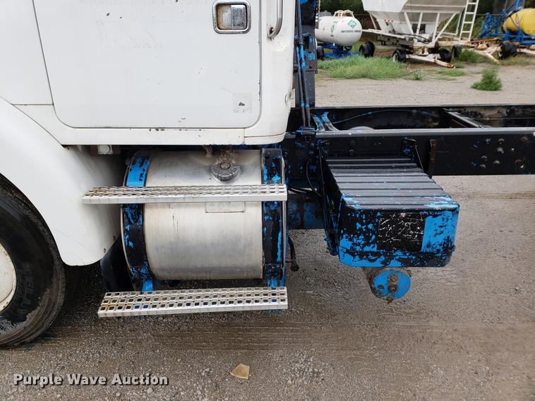 image for item BW9204 1993 White GMC WG truck cab and chassis