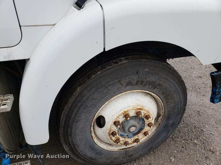 image for item BW9204 1993 White GMC WG truck cab and chassis