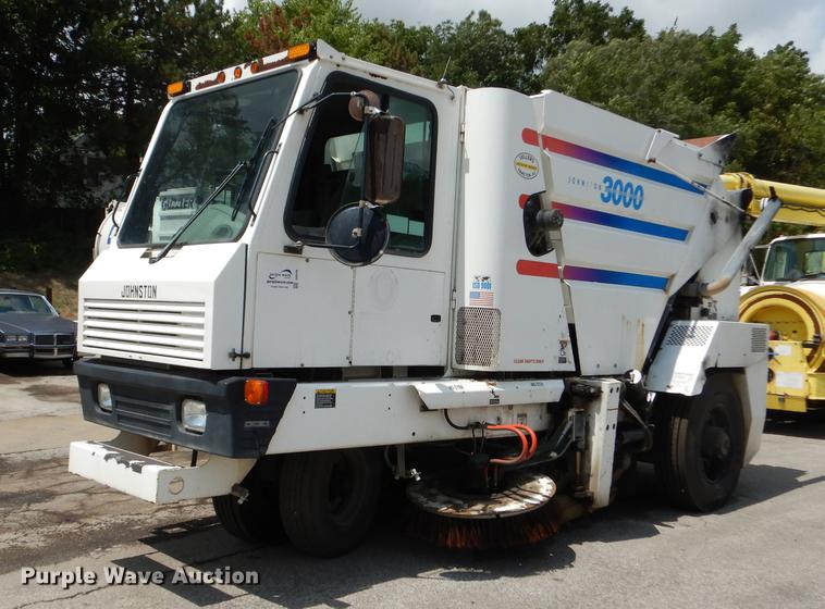 image for item DB8289 2004 Johnston 3000 street sweeper