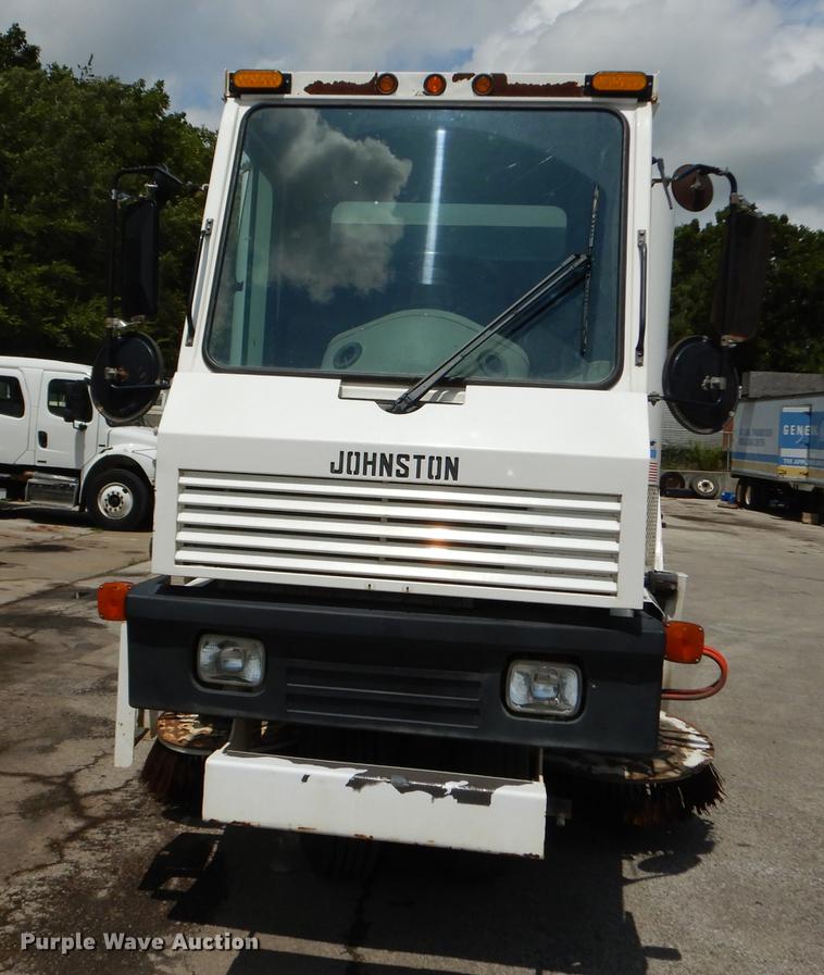 image for item DB8289 2004 Johnston 3000 street sweeper