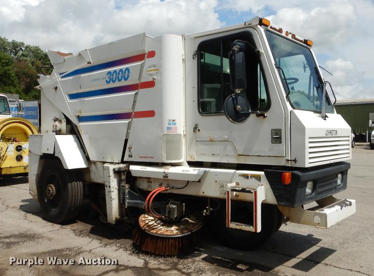 image for item DB8289 2004 Johnston 3000 street sweeper