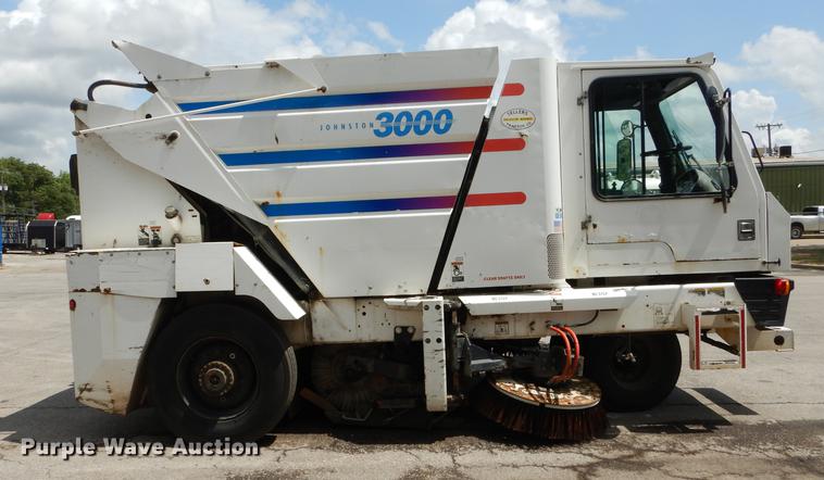 image for item DB8289 2004 Johnston 3000 street sweeper