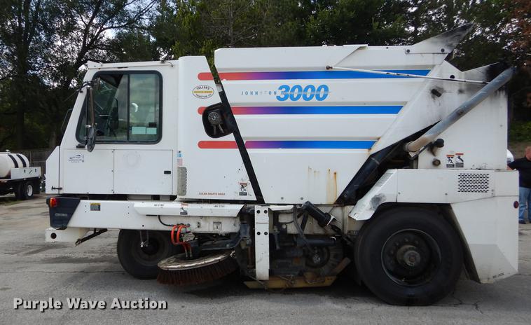 image for item DB8289 2004 Johnston 3000 street sweeper