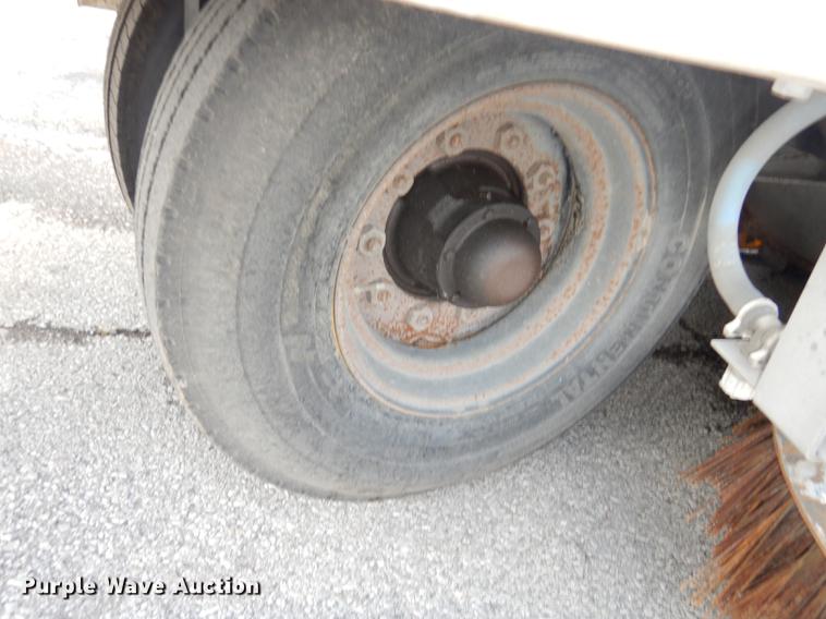 image for item DB8289 2004 Johnston 3000 street sweeper