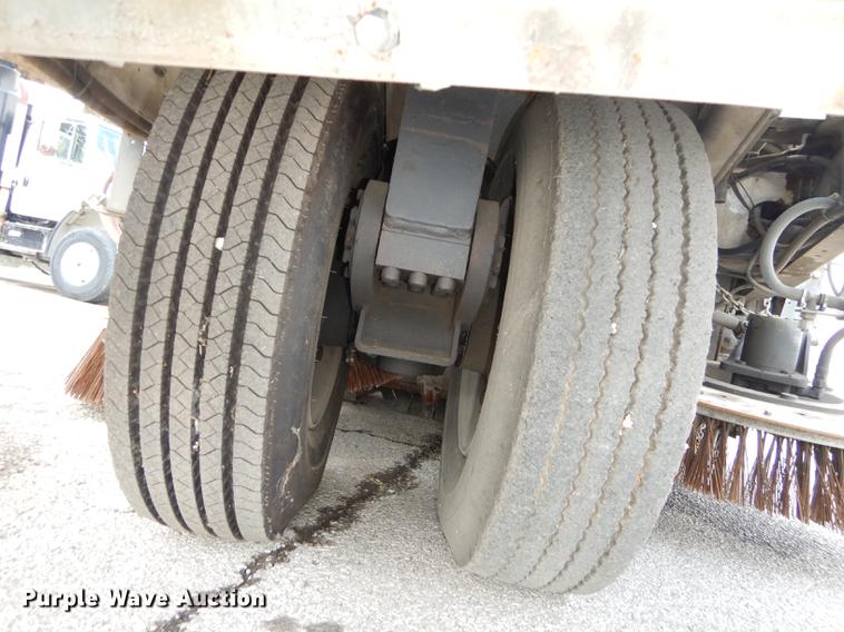 image for item DB8289 2004 Johnston 3000 street sweeper