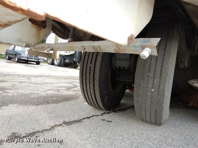 image for item DB8289 2004 Johnston 3000 street sweeper