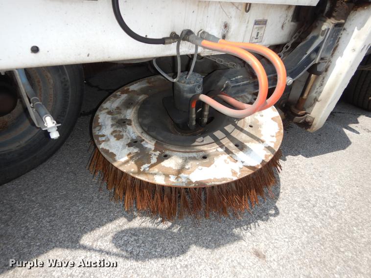 image for item DB8289 2004 Johnston 3000 street sweeper