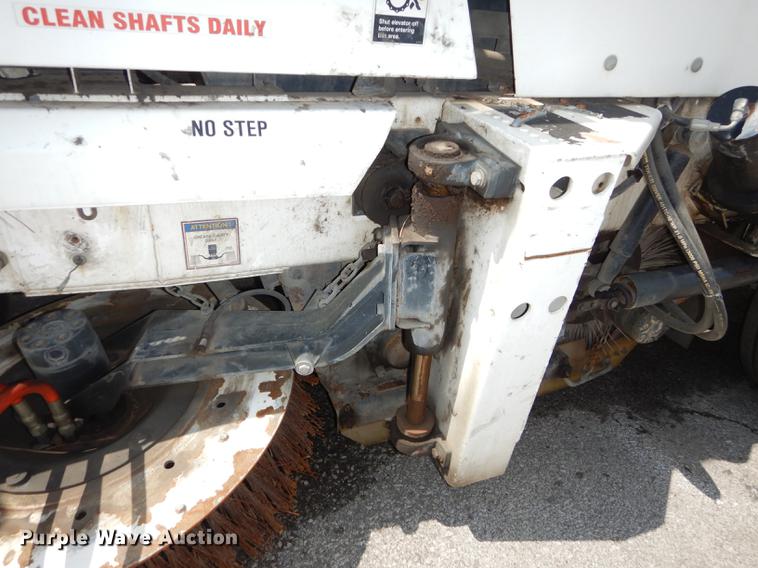 image for item DB8289 2004 Johnston 3000 street sweeper
