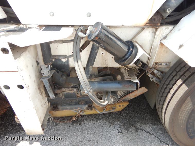 image for item DB8289 2004 Johnston 3000 street sweeper