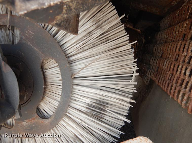 image for item DB8289 2004 Johnston 3000 street sweeper