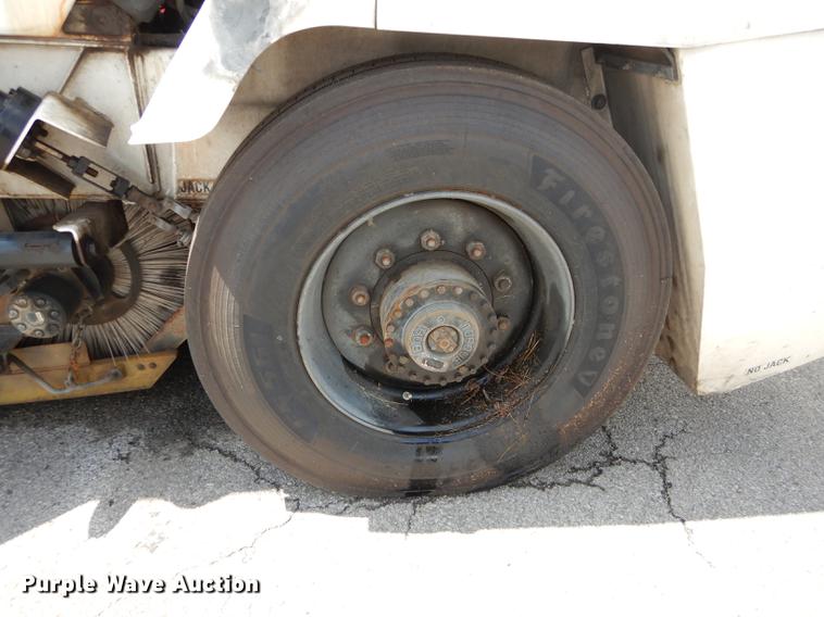 image for item DB8289 2004 Johnston 3000 street sweeper