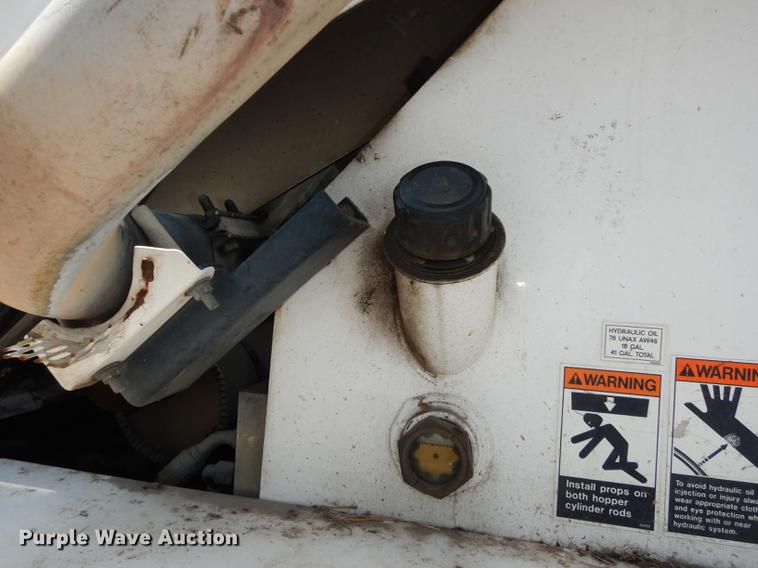 image for item DB8289 2004 Johnston 3000 street sweeper