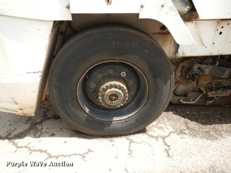 image for item DB8289 2004 Johnston 3000 street sweeper