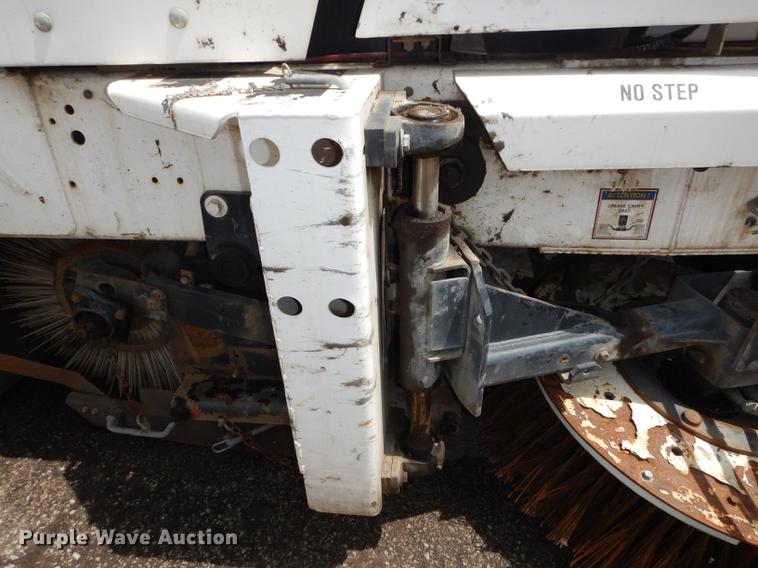 image for item DB8289 2004 Johnston 3000 street sweeper