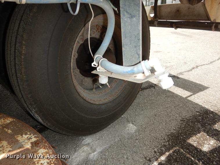 image for item DB8289 2004 Johnston 3000 street sweeper