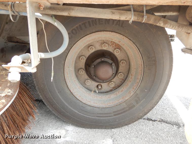 image for item DB8289 2004 Johnston 3000 street sweeper