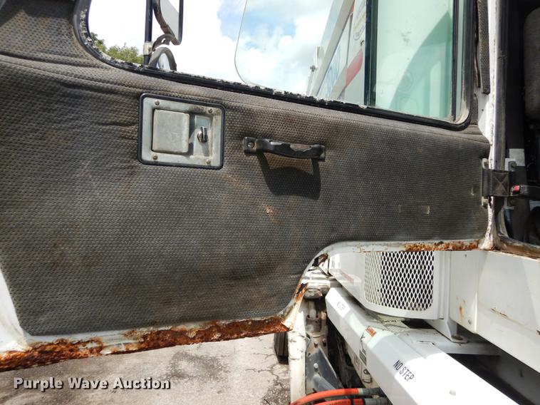 image for item DB8289 2004 Johnston 3000 street sweeper