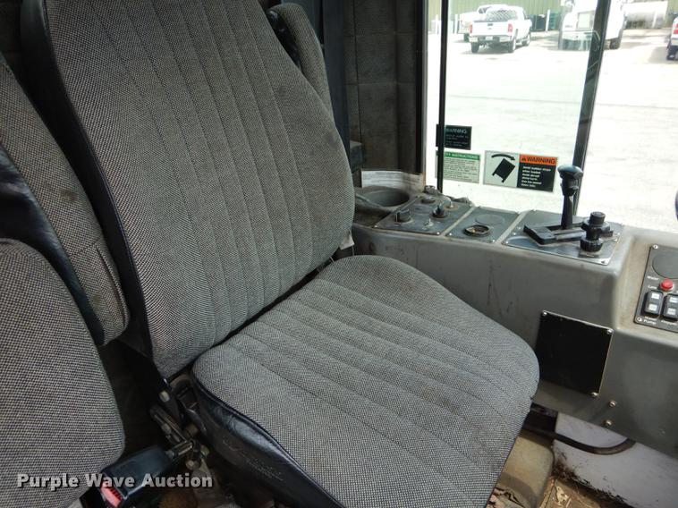 image for item DB8289 2004 Johnston 3000 street sweeper