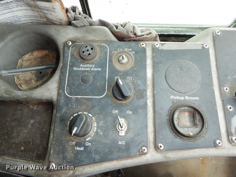 image for item DB8289 2004 Johnston 3000 street sweeper