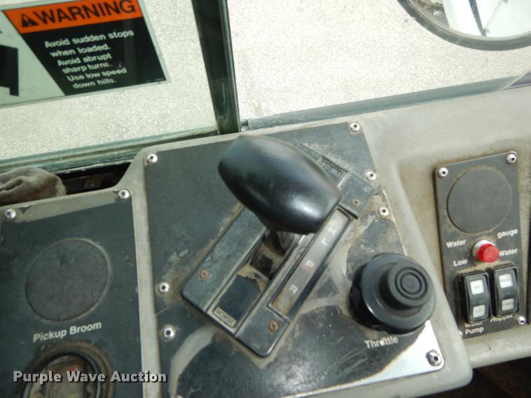 image for item DB8289 2004 Johnston 3000 street sweeper