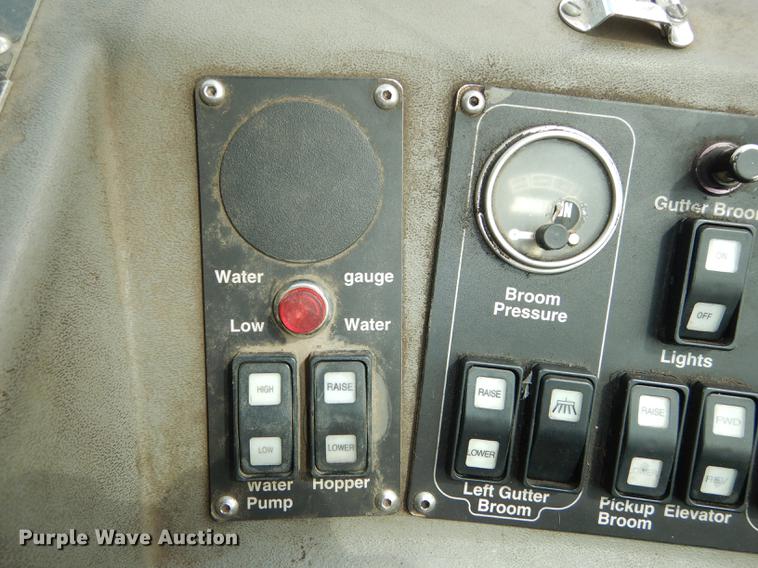 image for item DB8289 2004 Johnston 3000 street sweeper