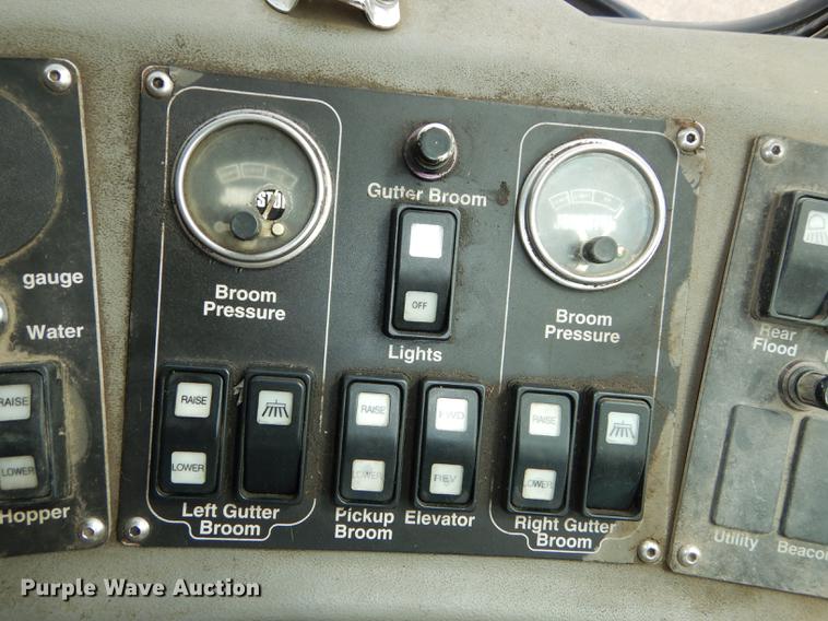 image for item DB8289 2004 Johnston 3000 street sweeper