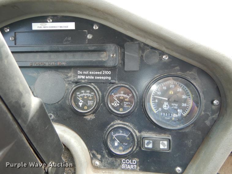 image for item DB8289 2004 Johnston 3000 street sweeper