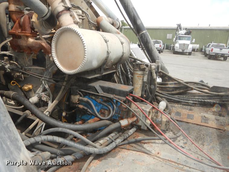 image for item DB8289 2004 Johnston 3000 street sweeper