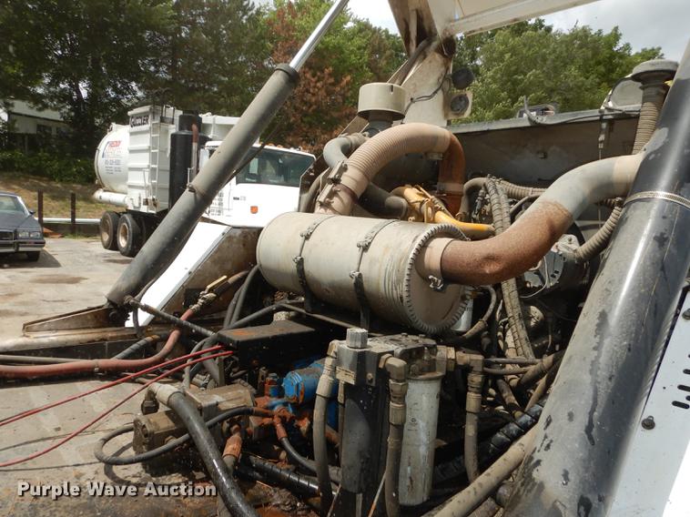 image for item DB8289 2004 Johnston 3000 street sweeper