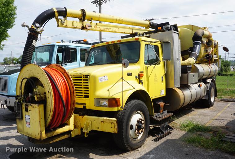 image for item DB8305 1995 International 4900 vacuum truck