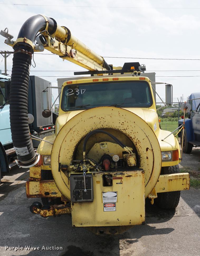 image for item DB8305 1995 International 4900 vacuum truck