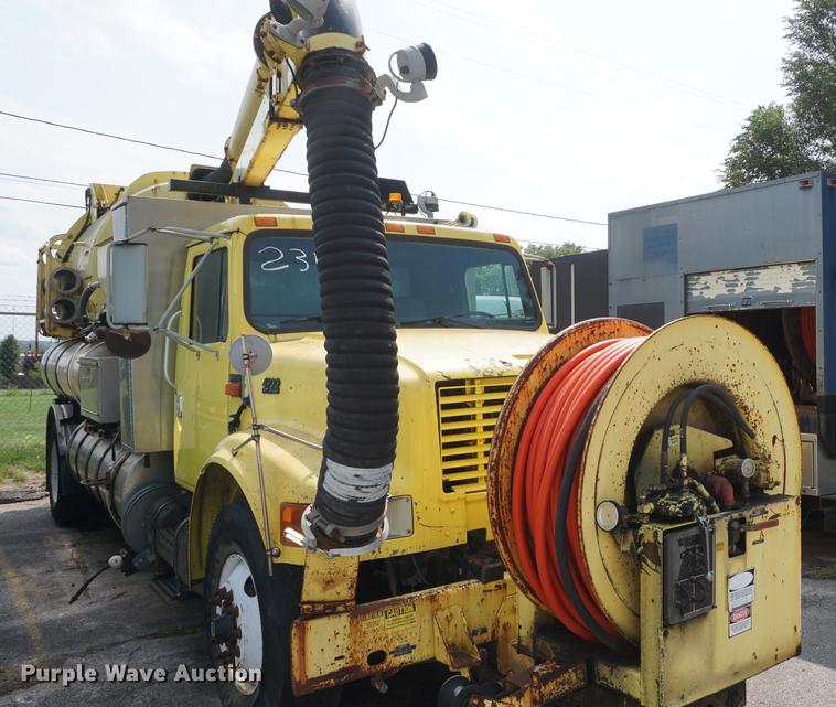 image for item DB8305 1995 International 4900 vacuum truck