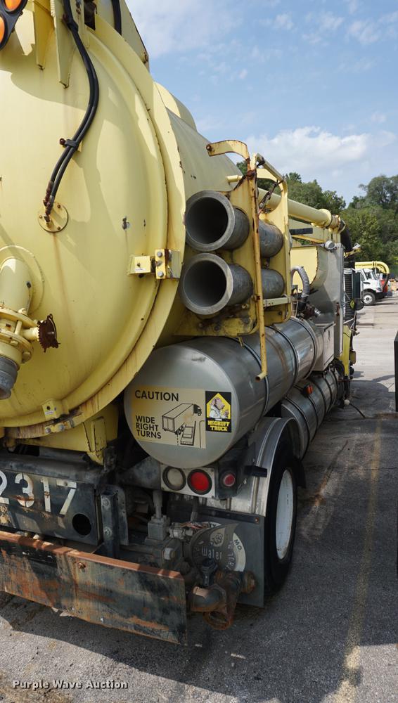 image for item DB8305 1995 International 4900 vacuum truck