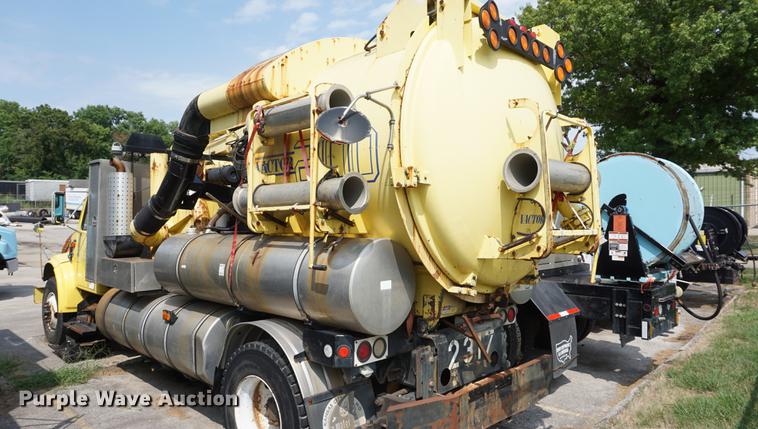 image for item DB8305 1995 International 4900 vacuum truck