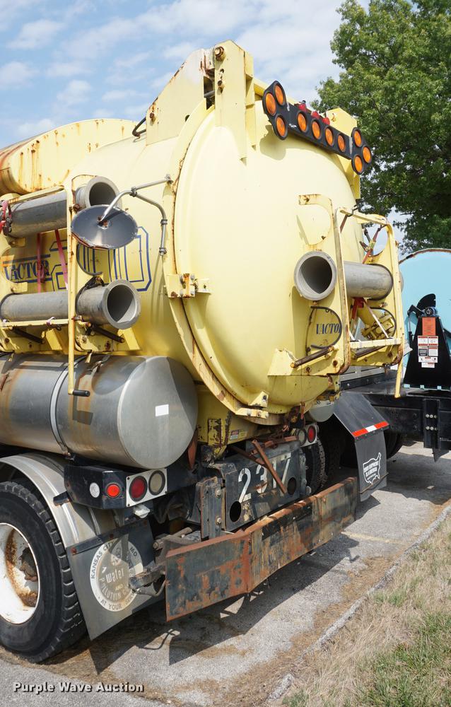 image for item DB8305 1995 International 4900 vacuum truck